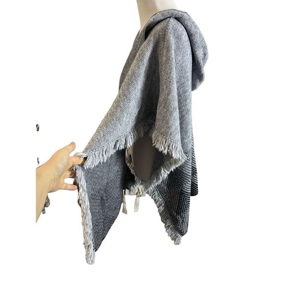 Cocogio One Size Hooded Fringe Gray Sweater Wrap Made In Italy Wool Blend - Picture 3 of 7
